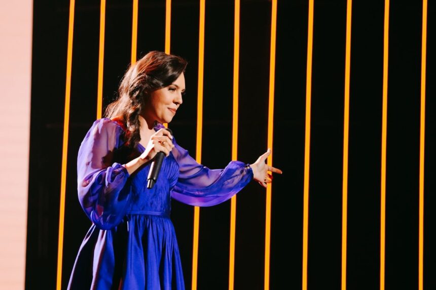 Suellen Lima lança medley com três sucessos no DVD “Legado”, celebrando os 43 anos da Louvor Eterno ao lado de grandes nomes da música cristã. Foto: Divulgação.