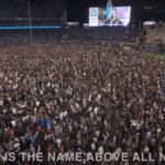 Mais de 45 mil participaram de uma cruzada na Califórnia com Greg Laurie, marcada por conversões e clamor por avivamento. Foto: Reprodução/X/Greg Laurie.