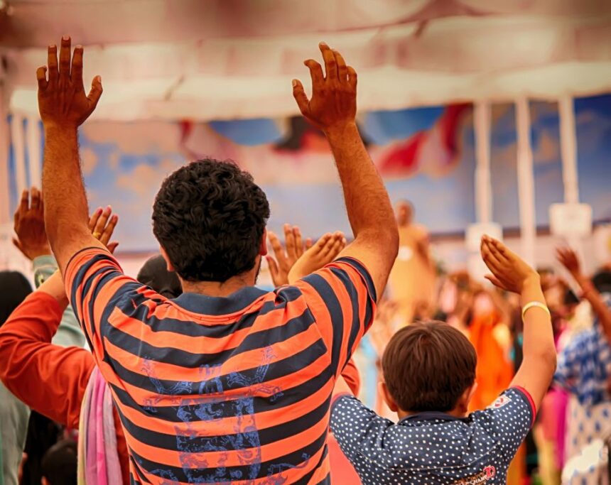 Extremistas atacam igreja na Índia, agridem fiéis e queimam Bíblias durante culto, intensificando a perseguição religiosa. Foto: Representativa/Unsplash.