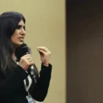 Ex-muçulmana, encontra liberdade em Cristo após perseguições e hoje compartilha sua fé com refugiados e mulheres vítimas de violência. Foto: Reprodução/YouTube/Back To Jerusalem