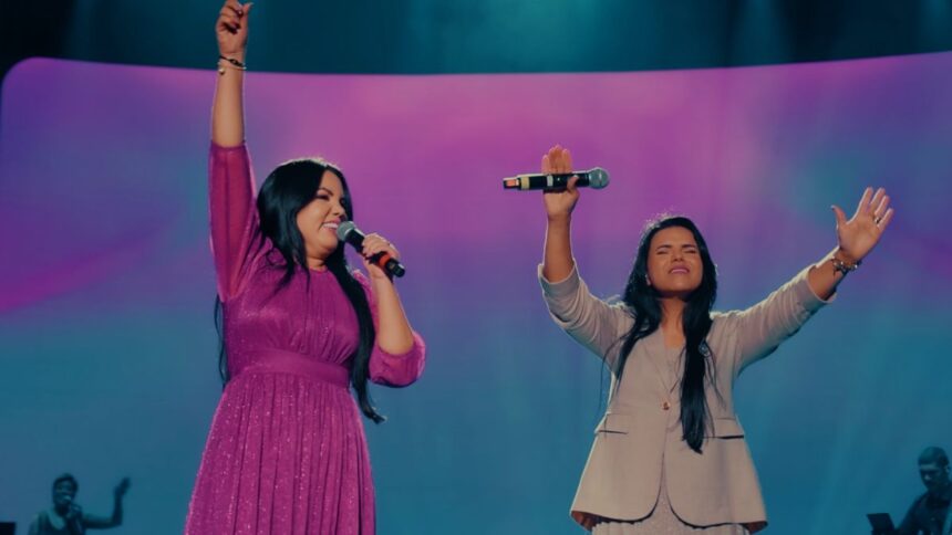 Eliane Fernandes e Antônia Gomes cantam “Valeu a Pena Esperar” no DVD de 43 anos da Louvor Eterno, gravado ao vivo em Curitiba. Foto: Divulgação.