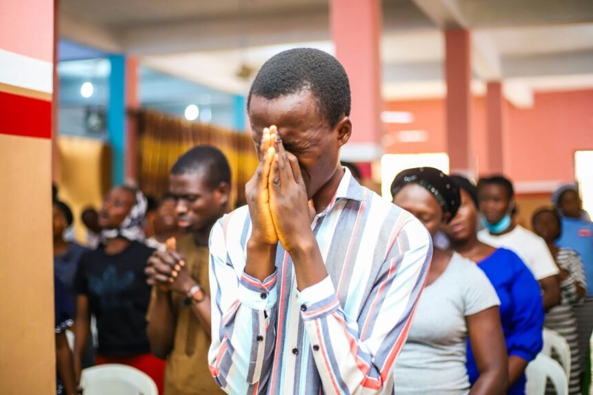Mais de 7.000 cristãos na Nigéria foram mortos nos primeiros meses de 2025, em meio a ataques de grupos extremistas e crescente perseguição. Foto: Representativa/Unsplash.