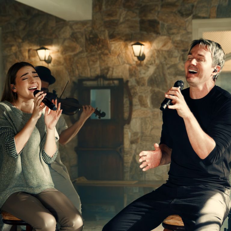 Esther Durán e Chris Durán em dueto no single "Desejável", uma canção sobre a busca por intimidade com Deus. Foto: Divulgação.
