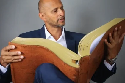 O brasileiro Wandemberg Marques, chamado também de o “Escriba”, entra para o livro dos recordes ao escrever a maior Bíblia à mão. Foto: Dirley
