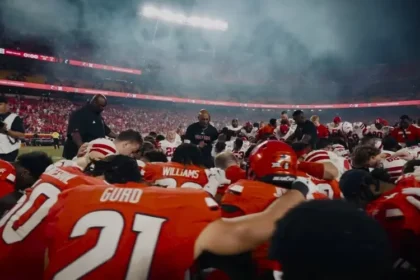 Times rivais de futebol americano se ajoelham no campo para uma oração após jogo, mostrando que a fé é maior que a rivalidade. Foto: Reprodução/YouTube/Nebraska Huskers