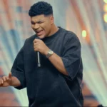 "Agindo Deus" é o novo single de Paulo Neto, gravado ao vivo, que traz uma mensagem sobre o poder e a fidelidade de Deus. Foto: Divulgação.