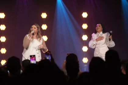 Em um lançamento que celebra seus 30 anos de ministério, a cantora Eyshila apresenta o single "Vem Encher-me", com Léa Mendonça. Foto: Divulgação.