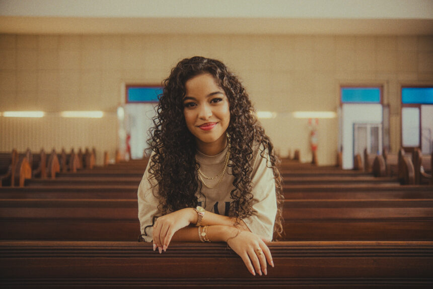 Dando sequência aos lançamentos das canções do álbum “O Céu é o Seu Lugar”, a cantora Gaby Cardozo apresenta o single “Clamo Jesus”. Foto: Divulgação.