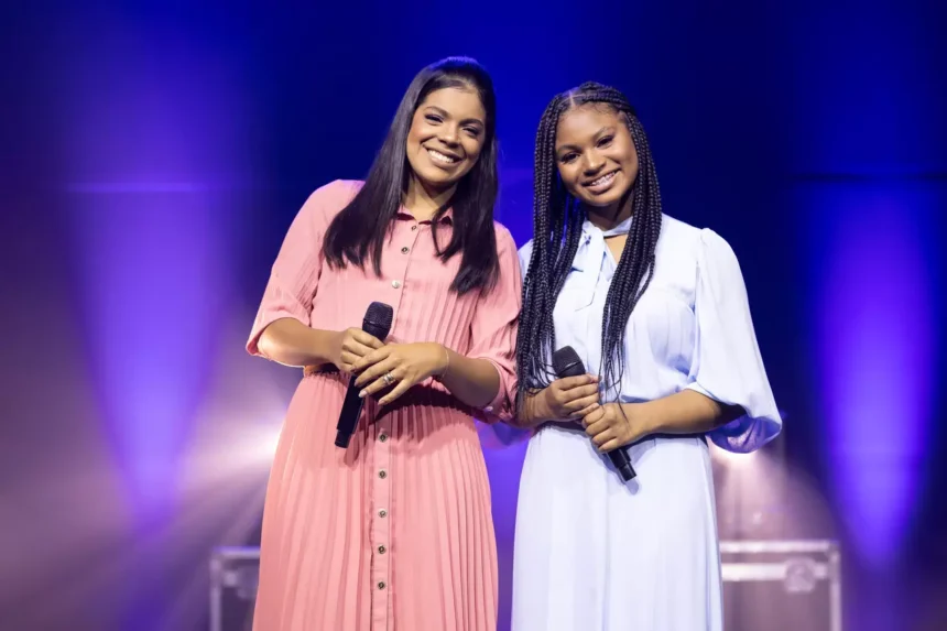 Larissa Santos lança seu novo single, chamado "Lembra Que Eu Sou Teu Deus", em parceria com Thalita Roberta. Foto: Divulgação.
