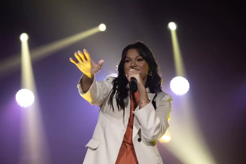 A cantora Fabiana Sinfrônio iniciou um novo capítulo em sua trajetória musical, recentemente, com o lançamento do single "Eu Não Vou Temer". Foto: Divulgação.