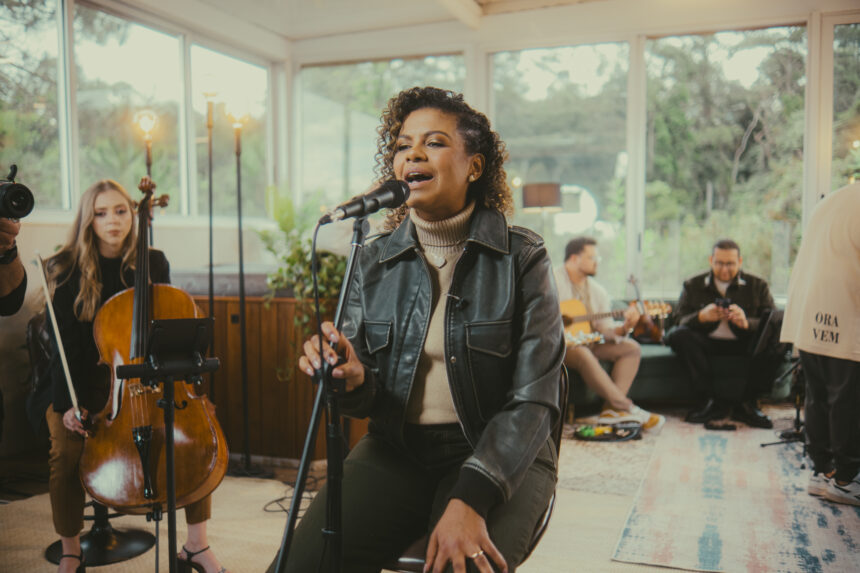Nívea Soares lança o projeto “Acústico Em Casa”, que reúne sete canções, incluindo algumas do álbum “Abre os Selos”, de 2024. Foto: Divulgação.
