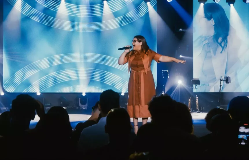 "Quem Me Tocou," o novo single de Midian Lima, é uma canção baseada em uma passagem bíblica sobre a mulher do fluxo de sangue. Foto: Divulgação.