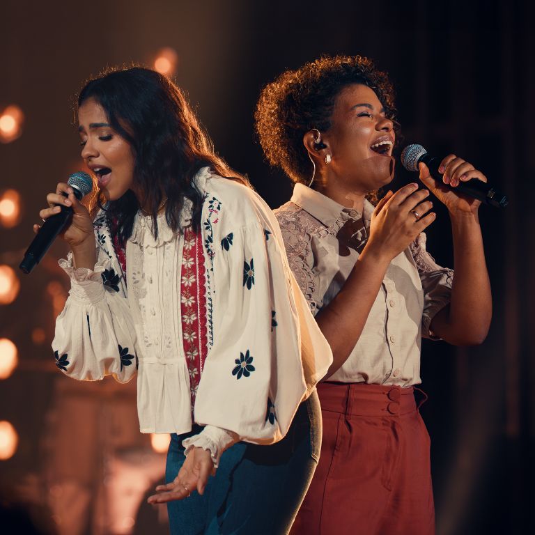 A cantora Julia Vitória celebra a liberdade e a alegria encontradas em Jesus com o lançamento de "Canção dos Redimidos", com Nívea Soares. Foto: Divulgação.
