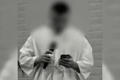 Após prisão na Síria, ex-muçulmano compartilhou um testemunho de fé e perdão durante sua recente cerimônia de batismo na igreja na Holanda. Foto: Reprodução/Instagram/New Life Zoetermeer