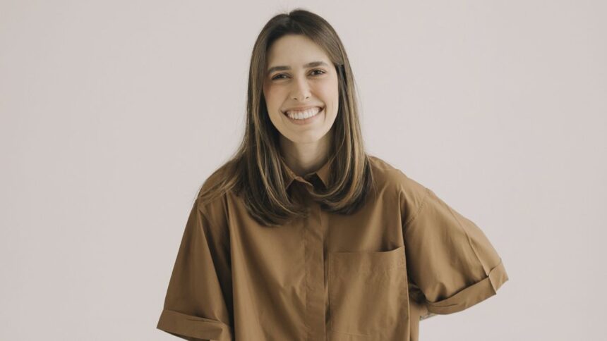 A cantora Gabriela Maganete lança a música ''Vem o Vento Forte'', que faz parte do seu primeiro EP chamado ''Nuvem no Deserto'. Foto: Divulgação.
