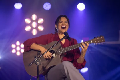 Fabiana Sinfrônio lança "Deus Já Está Lá", o single que convida a renovar a fé e confiar no cuidado de Deus. Foto: Divulgação.