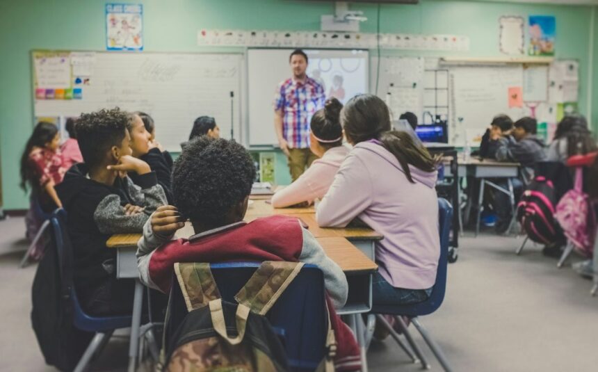 O Tribunal suspendeu a lei municipal que autorizava o uso da Bíblia como material complementar nas escolas de BH. Foto: Representativa/Unsplash.