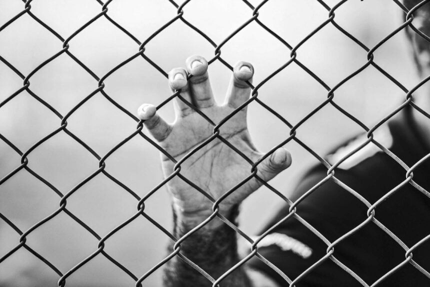 Uma igreja na China foi invadida por autoridades policiais durante a realização de um culto, resultando na detenção de 11 cristãos. Foto: Representativa/Unsplash.