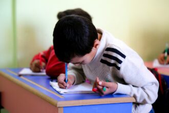 Crianças cristãs são forçadas a recitar orações islâmicas nas escolas no Irã enquanto seus pais ensinam o Evangelho em casa. Foto: Representativa/Unsplash.