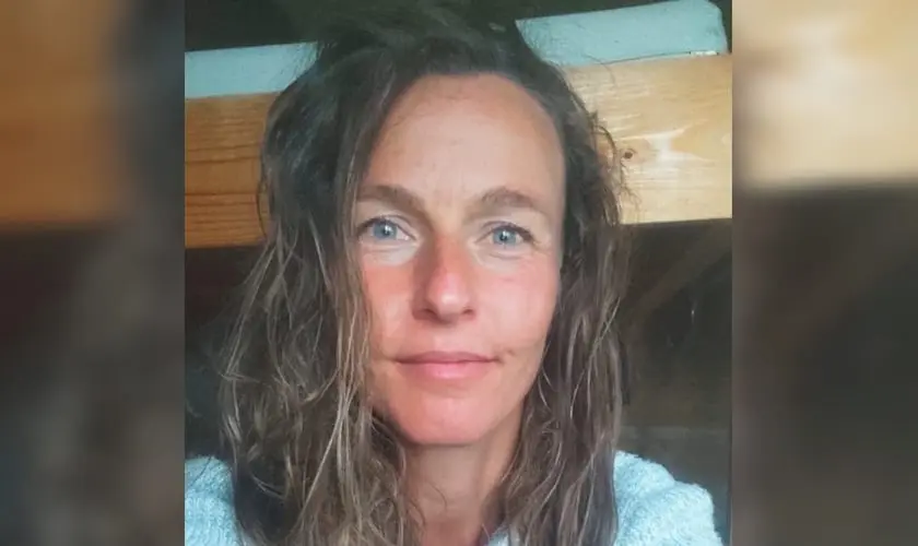 Mulher com bactéria que devorava o cérebro que estava quase paralisada, é curada instantaneamente após um encontro com Jesus. Foto: Instagram/Tineke Schutte