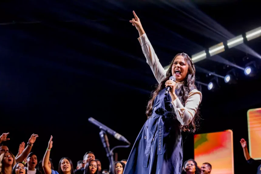 A cantora Eula Cris presenteou o público com mais uma faixa do seu projeto gravado ao vivo, o single "Forte é o Meu Deus". Forte: Divulgação.