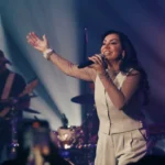 A cantora Eyshila acaba de lançar o EP "Chuva de Poder", finalizando seu projeto especial que celebra 30 anos de carreira. Foto: Divulgação.
