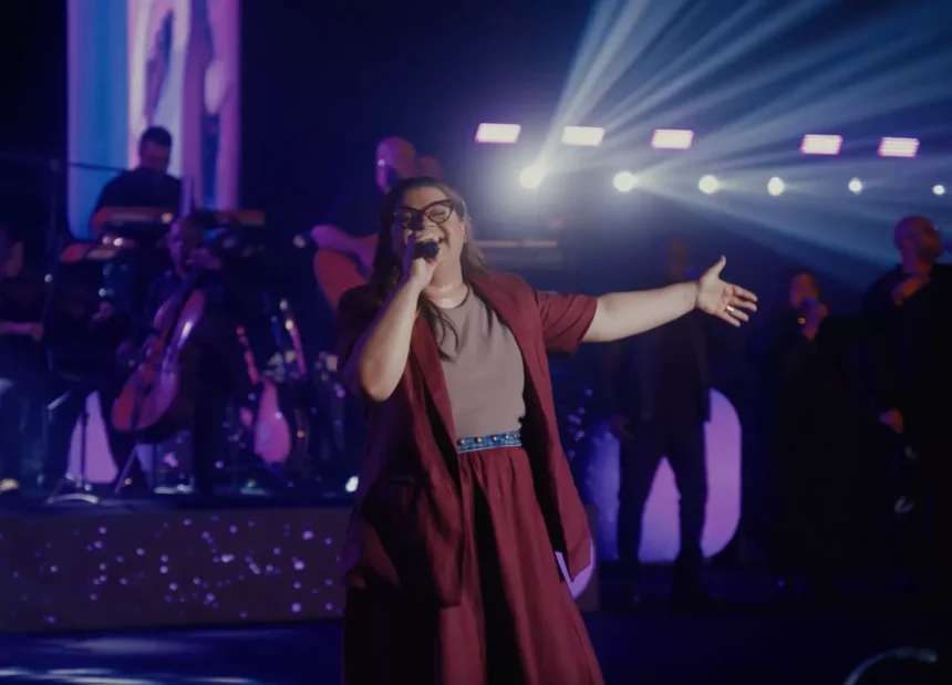 Midian Lima lançou recentemente seu mais novo single, “Novidade de Deus”, uma canção de seu projeto recém-gravado ao vivo. Foto: Divulgação.