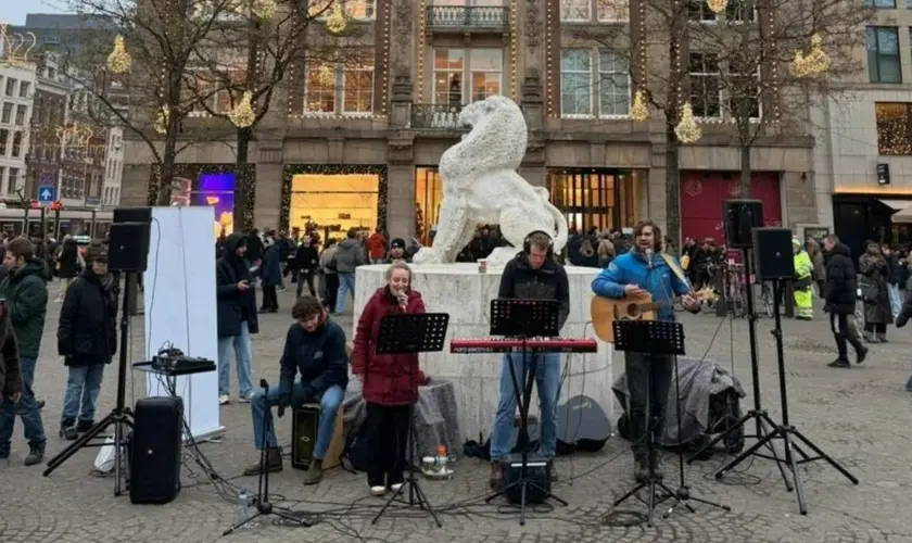 Cerca de 80 pessoas decidiram aceitar Jesus durante evangelismo em massa que reuniu 130 alunos e evangelistas em Amsterdã. Foto: Reprodução/Revive