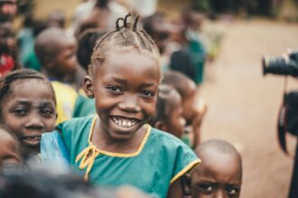 Durante missão na África, uma estudante de psicologia, da escola Mission Flow, presencia a cura de uma criança surda. Foto: Representativa/Unsplash.