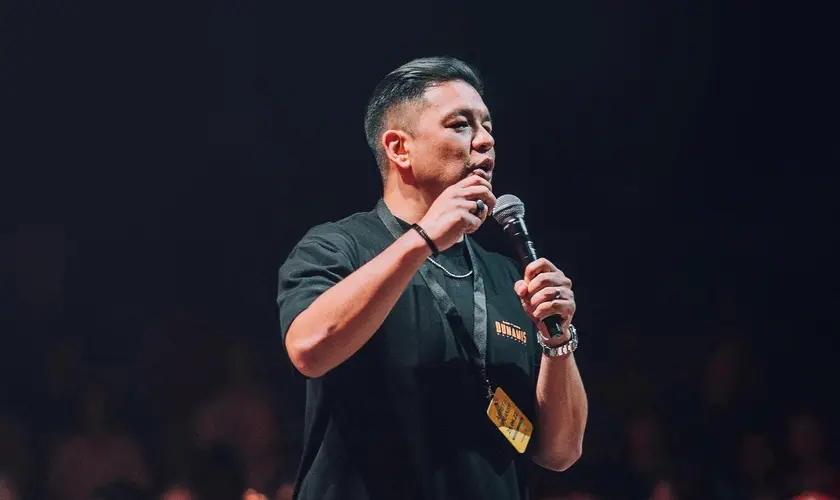 Teo Hayashi convoca a geração The Send 2026 ao arrependimento e às missões: ''Precisamos pedir que Deus nos alinhe antes de nos enviar''. Foto: Reprodução/Facebook/Teo Hayashi