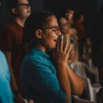 Novo estudo revela por que os jovens no Reino Unido estão voltando ao cristianismo em busca de verdade e propósito. Foto: Representativa.