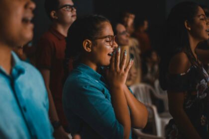 Novo estudo revela por que os jovens no Reino Unido estão voltando ao cristianismo em busca de verdade e propósito. Foto: Representativa.