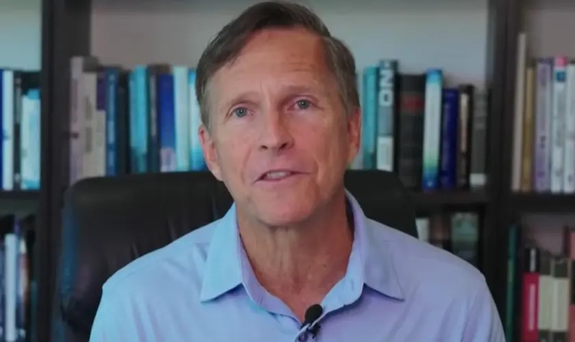 Ex-cético analisa 1.500 casos de experiências de quase morte e revela como os relatos de encontros com Jesus confirmam as verdades bíblicas. Foto: Reprodução/YouTube/Imagine Heaven Podcast with John Burke