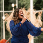 Uma das grandes vozes da nova geração de artistas pentecostais, a cantora Nathália Braga estreia na Onimusic com o single “Quem Tu És?”. Foto: Divulgação.