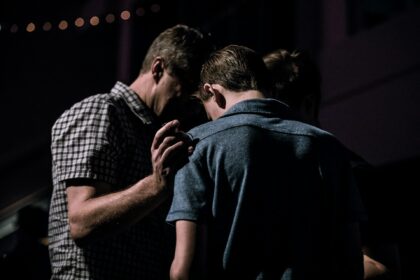 Relato sobre a resistência dos cristãos no Iêmen que, apesar da vigilância e repressão, mantêm reuniões secretas e células de oração em 2026. Foto: Representativa/Unsplash.