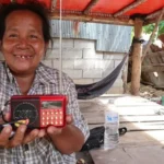 Viúva aceita Jesus após receber ajuda de missão no Camboja, que reconstruiu sua casa e levou esperança em meio à tragédia. Foto: Reprodução/Samaritan's Purse