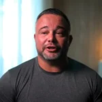 Ex-criminoso, Kory Gordon tem vida transformada após encontro com Jesus na prisão e hoje atua como pastor nos EUA. Foto: Reprodução/YouTube/Delafé Testimonies