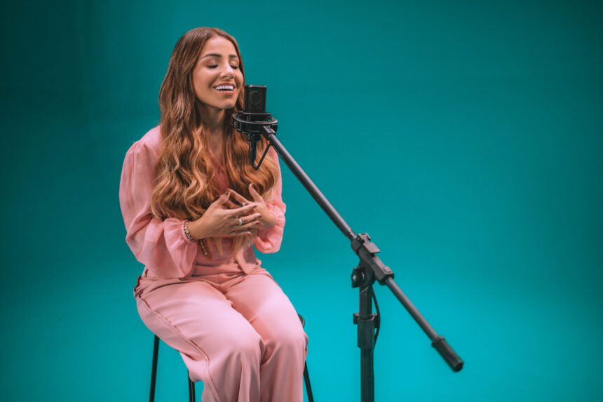 Sendo uma das principais cantoras do segmento gospel, Gabriela Rocha apresenta um medley de sucessos do Renascer Praise no EP “Ecoar 3”. Foto: Divulgação.