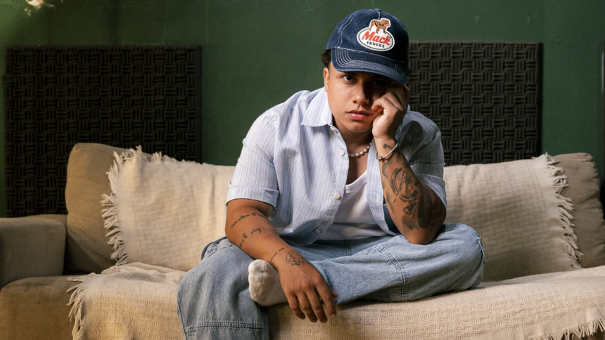O cantor Norton mistura os gêneros musicais samba, trap, lo-fi e R&B em seu primeiro álbum lançado pela gravadora Onimusic. Foto: Divulgação.