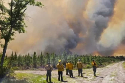 Igrejas nos EUA relatam resposta de oração após chuva ajudar no combate a incêndio florestal na Geórgia, trazendo esperança em meio à crise. Foto: Reprodução/Baptist Press