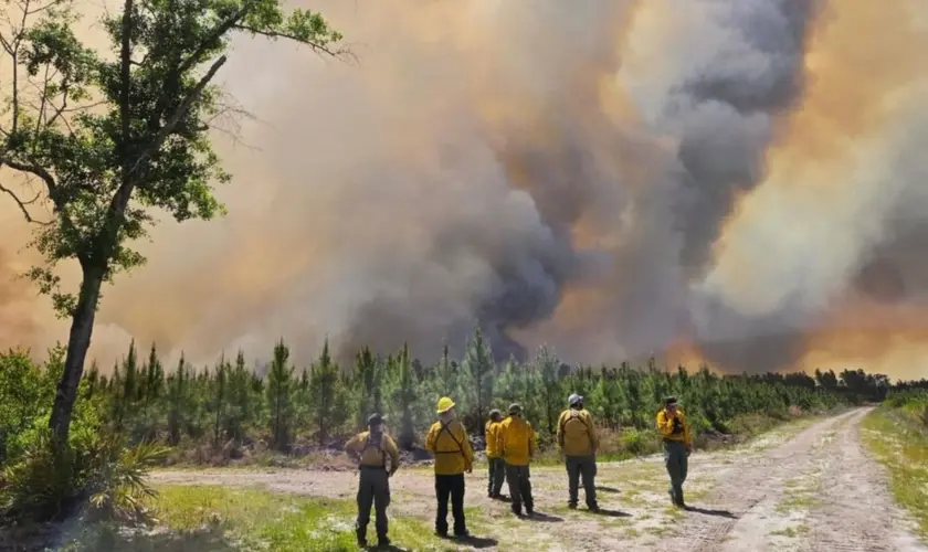 Igrejas nos EUA relatam resposta de oração após chuva ajudar no combate a incêndio florestal na Geórgia, trazendo esperança em meio à crise. Foto: Reprodução/Baptist Press