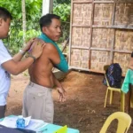 Um homem decidiu entregar sua vida a Jesus após um encontro transformador durante um evangelismo nas Filipinas com atendimentos médicos. Foto: Reprodução/Christian Aid Mission