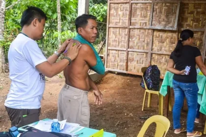 Um homem decidiu entregar sua vida a Jesus após um encontro transformador durante um evangelismo nas Filipinas com atendimentos médicos. Foto: Reprodução/Christian Aid Mission