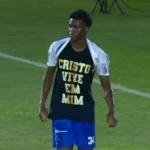 Jogador do Cruzeiro marca gol e chama atenção ao declarar sua fé em campo, exibindo mensagem cristã e versículo bíblico durante a partida. Foto: Reprodução/YouTube/GE TV