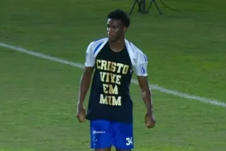 Jogador do Cruzeiro marca gol e chama atenção ao declarar sua fé em campo, exibindo mensagem cristã e versículo bíblico durante a partida. Foto: Reprodução/YouTube/GE TV