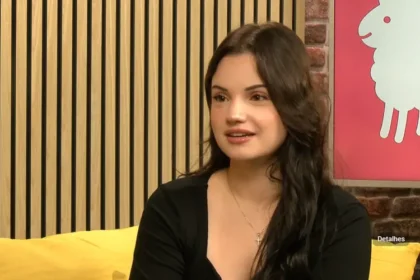 Ex-muçulmana turca tem vida transformada após conhecer Jesus por meio de aplicativo da Bíblia e hoje compartilha seu testemunho de fé. Foto: Reprodução/YouTube/Revive