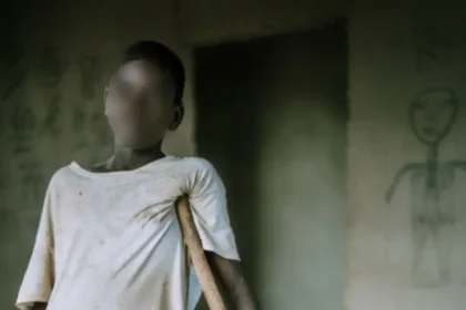 Menino cristão sobrevive a ataque terrorista na Nigéria e se recusa a negar Jesus diante de ameaças de morte. Foto: Global Christian Relief