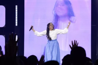 A cantora Eula Cris lançou o single “Vai Sobrar Testemunho”, mais uma faixa inédita de seu projeto ao vivo gravado em sua cidade natal. Foto: Divulgação.