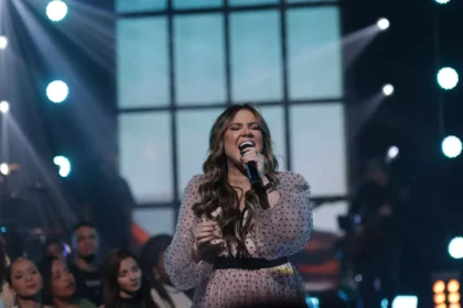 A cantora Sarah Farias iniciou uma nova fase em sua carreira com o lançamento do single “Eu Posso Orar Por Você”, divulgado recentemente. Foto: Divulgação.
