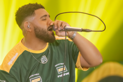 No clima da Copa do Mundo 2026, Silas Magalhães lança “Bênçãos Reais”, unindo a paixão pelo futebol ao ritmo contagiante do samba e do funk. Foto: Divulgação.